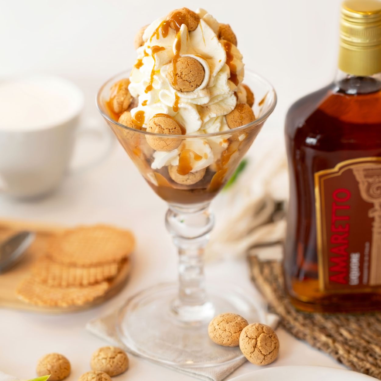 Amaretto-Eisbecher mit Karamell & Amarettini