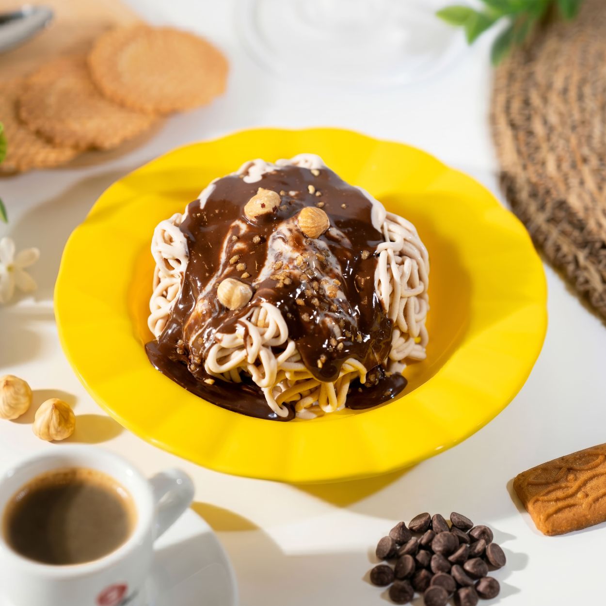 Spaghettieis Haselnuss-Schoko auf gelbem Teller