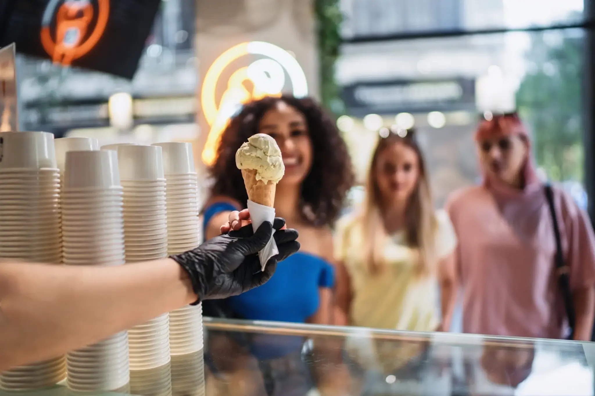 Handgemachtes Gelato im Waffelbecher